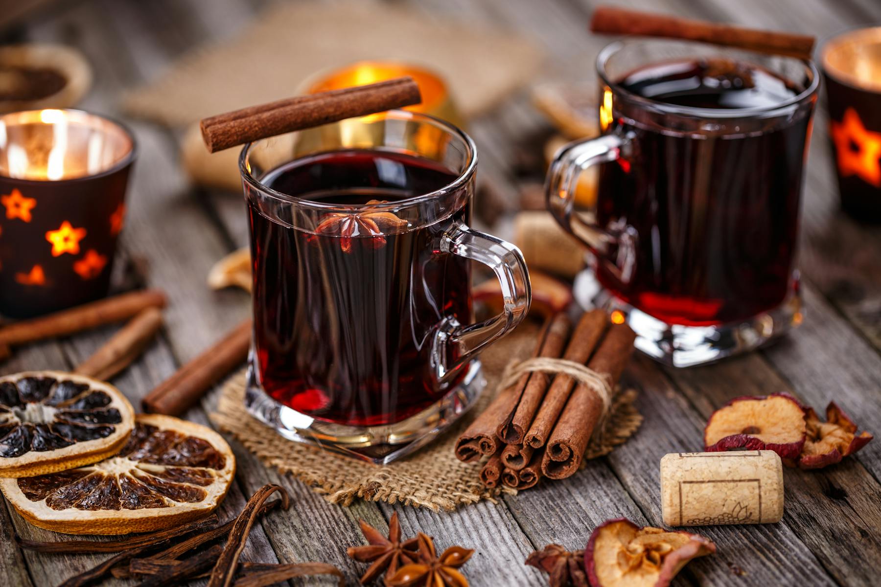 Le vin chaud : boisson réconfortante, elle incarne l'essence même de Noël et porte en elle des souvenirs d'enfance qui réchauffent le cœur !